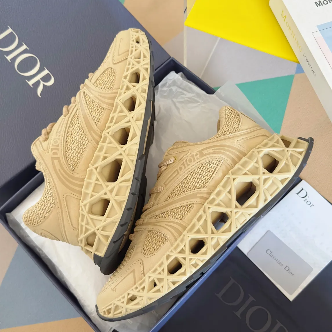 【DIOR】P:800💰 Men's 39-44. (Male 45.46 custom-made) Dior kawa Dior joint 2025ss casual sports shoes‼ ️ Reinterpret running shoes with dior’s haute couture style. b35 is made of fine-textured leather and mesh fabric materials. It can be worn in all seasons, is comfortable and breathable, and has many lines on the shoe body to outline details. It has a full retro three-dimensional feel and can create a casual look all year round!